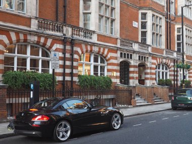   Londra, Mayfair 'deki Mount Caddesi, apartmanlar ve park edilmiş arabalarla.