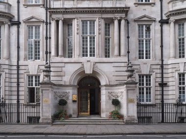 Londra, İngiltere - Grosvenor Meydanı 'ndaki Mayfair bölgesinde, tek bir malikane olan zarif bir taş bina, daha sonra dairelere dönüştürüldü.