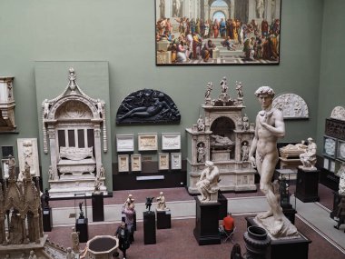 LONDON - SEPTEMBER 2016: Victoria ve Albert Müzesi, Michaelangelo 'nun David' i gibi ünlü heykellerin alçı kopyalarından oluşan bir koleksiyona sahip.