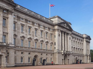 LONDON - SEPTEMBER 2016: Buckingham Sarayı önünde düzenlenen tören nöbetçileri geçidi, ancak 2016 dolaylarında Londra 'da görüldüğü üzere ağır silahlı polisler tarafından destekleniyor,.