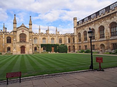 CAMBRIDGE, ENGLAND - Temmuz 2013: Corpus Christi, Temmuz 2013 'te Cambridge Üniversitesi' nin en küçük ama aynı zamanda en zengin üniversitelerinden biridir..  