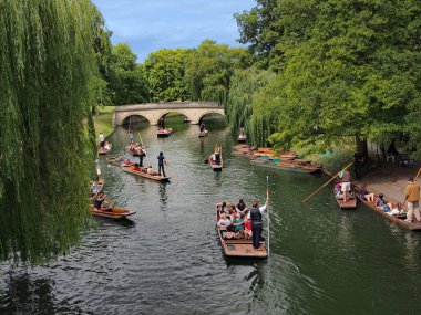 CAMBRIDGE, ENGLAND - 2013 AĞUSTOS: Cambridge Üniversitesi 'nin büyük üniversite binalarını geçmek, bu antik kente yapılan ziyaretin en önemli noktalarından biri..