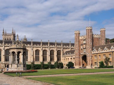 CAMBRIDGE, ENGLAND - Trinity Koleji 'nin detaylı gotik mimarisine sahip zarif kampüsü, Cambridge Üniversitesi' nin 2013 yılı takriben en prestijli üniversitelerinden biri olarak ün salmıştır..
