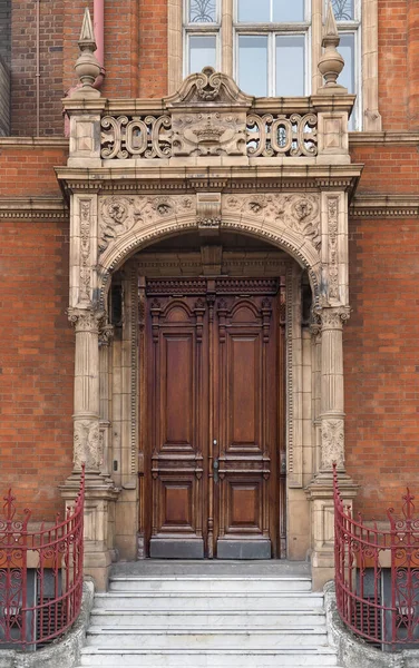 Londra Üniversitesi Süslemeli Taş Sütunlarla Süslenmiş Eski Bir Kapı — Stok fotoğraf