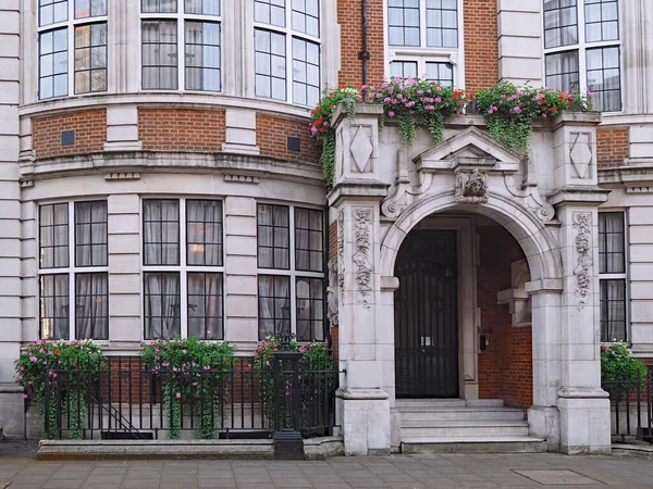 Londra Nın Pall Mall Bölgesinde Zarif Eski Apartmanlar Cepheleri Özenle — Stok fotoğraf
