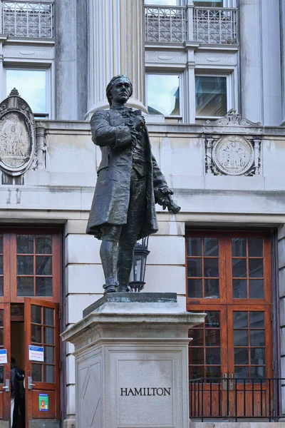 纽约市 New York City Usa 哥伦比亚大学校园里的亚历山大 汉密尔顿雕像 在以他命名的大楼前面 — 图库照片