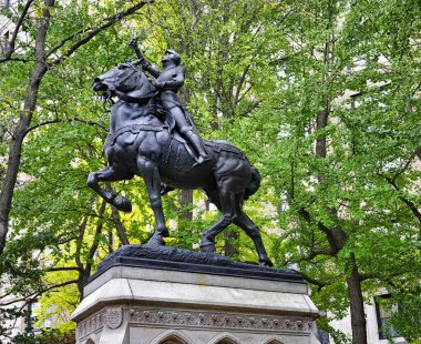 Riverside Park, New York 'taki Joan of Arc Heykeli, 1915' te Anna Hyatt Huntington tarafından yapıldı.