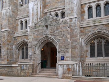  Gotik tarzı bina Yale Üniversitesi 'nin ana kütüphanesini barındırıyor