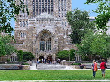  Bu uzun gotik taş bina Yale Üniversitesi kampüsünün ana kütüphanesidir..