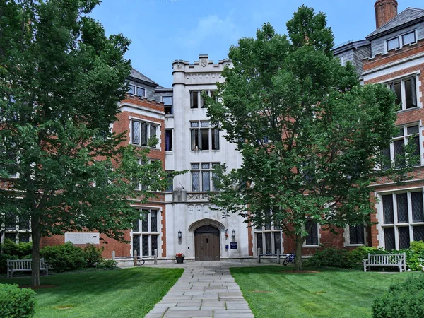 耶鲁大学宿舍耶鲁大学的宿舍 有绿树成荫的庭院和铅制玻璃窗 — 图库照片