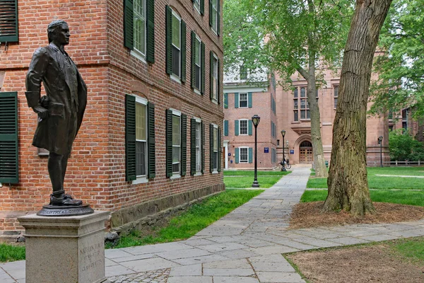 イェール大学の旧キャンパスにあるアメリカ人愛国者ネイサン ヘイルの像で 1750年に住んでいた建物の横にある — ストック写真