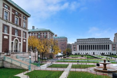 Romanesk tarzı binaları olan büyük bir üniversite kampüsü, New York 'taki Columbia Üniversitesi.