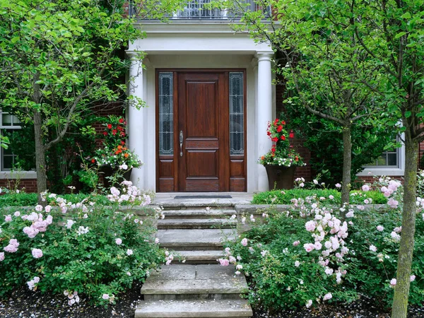Casa Jardín Con Rosales Escalones Losa Que Conducen Elegante Puerta —  Fotos de Stock