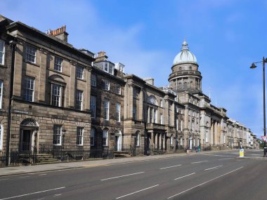 Edinburgh, İskoçya, New Town 'da sokak manzarası, Charlotte Meydanı boyunca sıralanmış eski taş kasaba evleri.
