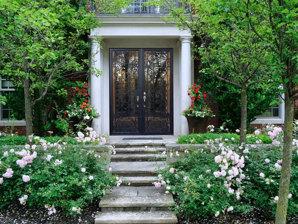 Ogród Krzewami Róży Schodami Flagowymi Prowadzącymi Eleganckich Szklanych Drzwi Wejściowych — Zdjęcie stockowe