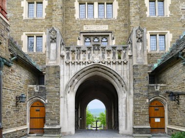 ITHACA, NY - Cornell Üniversitesi 'nin kampüsünde Baker Tower gibi birçok zarif taş neogotik yapı var..