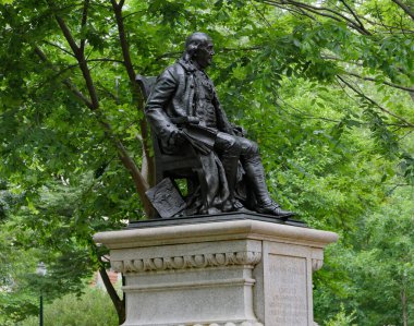 PHILADELPHIA - Pennsylvania Üniversitesi kampüsünde kurucu baba Benjamin Franklin 'in heykeli.