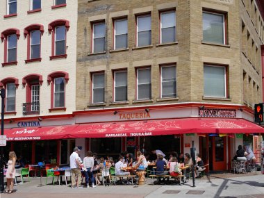 ITHACA, NY - Ithaca, Cornell Üniversitesi 'nin evi, alışveriş ve restoranlarla dolu bir şehir merkezi var..