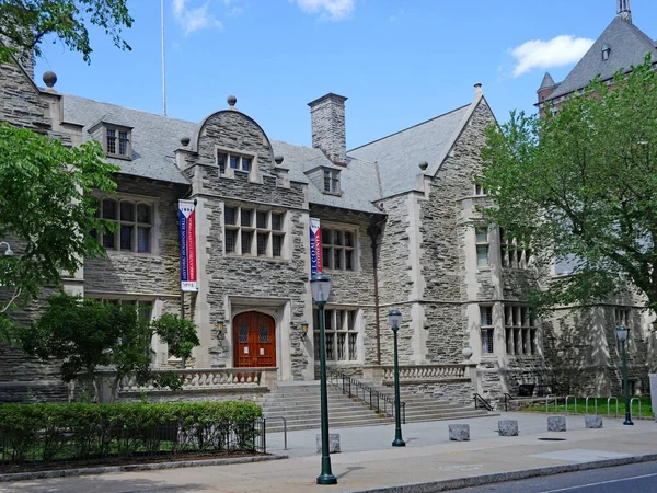 费城宾夕法尼亚大学的旧哥特式石头建筑 容纳了学生会 — 图库照片
