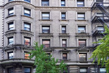 Dış yangın merdiveni olan zarif eski New York apartmanı.