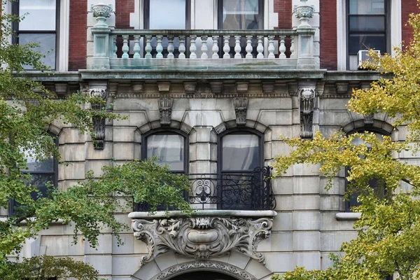 Elegantes Altes Wohnhaus New York Umgeben Von Bäumen — Stockfoto