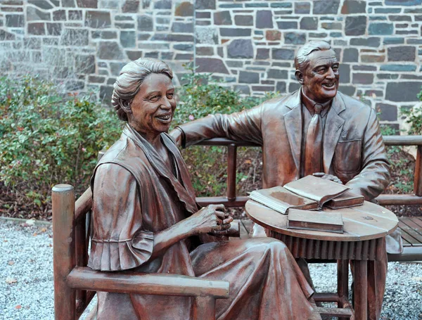富兰克林 罗斯福和埃莉诺 罗斯福的雕塑坐在纽约海德公园富兰克林 罗斯福国家历史遗迹的桌旁 — 图库照片