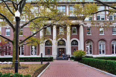 Taş sütunlu tuğla binalı Amerikan üniversite kampüsü