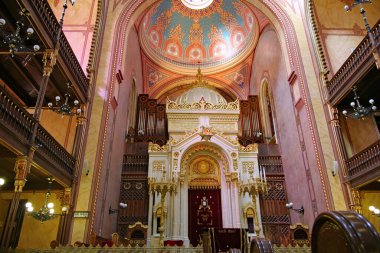 BUDAPEST, HUNGARY - Temmuz 2007: Dohany Sokağı sinagogu, 1850 'lerden kalma, Avrupa' nın en büyük sinagogu ve dekoratif bir iç dekorasyona sahip..