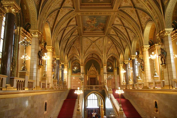 Будапест Июль 2007 Вход Здание Парламента Венгрии Имеет Большую Лестницу — стоковое фото