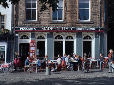 Edinburgh, İskoçya: Sıcak ve güneşli bir gün, insanların tarihi Cornmarket bölgesindeki bir İtalyan restoranında yemek yemelerine olanak sağlıyor.
