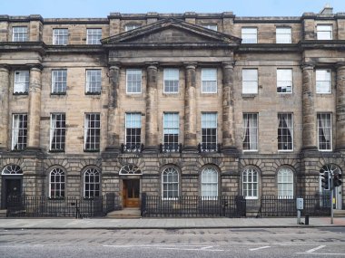 Eski taş palladyan tarzı bina