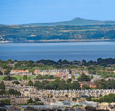 New Town, Edinburgh 'un ufuk çizgisi, Firth of Forth' a bakıyor.