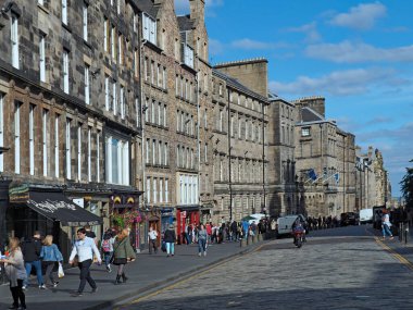 EDINBURGH - EPTEMBER 2016: Eski Şehir 'in St. Giles Kilisesi' nin yanındaki ana alışveriş caddesi, 17. yüzyıl binalarını iyi korumuştur.