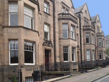 Bir sıra eski taş ev.