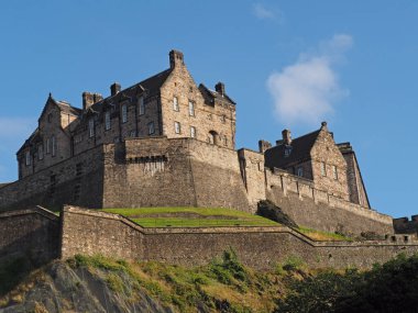 Edinburgh Şatosu şehrin yukarısındaki tepede