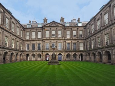 Holyrood Sarayı 'nın avlusu, ortaçağ yapısına barok bir eklenti..