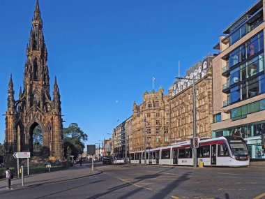 EDINBURGH - EPTEMBER 2016: Sir Walter Scott 'ın anıtı ve Princes Caddesi, tren istasyonuna hayali karakterlerinden birinin adı verilmiş bir tabela.