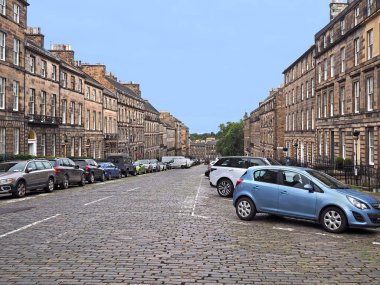 Edinburgh 'daki kaldırımlı cadde ve sıra sıra Gürcistan konutları