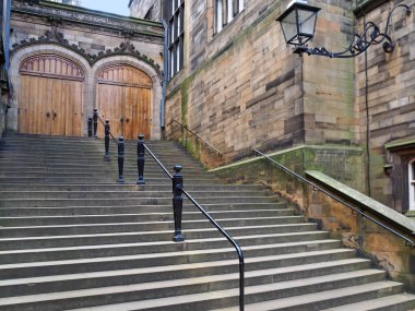 EDINBURGH - EPTEMBER 2016: Edinburgh Üniversitesi, taş merdiveni olan eski gotik bina, 2016 yılı Edinburgh.