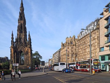 EDINBURGH - EPTEMBER 2016: Sir Walter Scott 'ın anıtı ve Princes Caddesi, tren istasyonuna hayali karakterlerinden birinin adı verilmiş bir tabela.