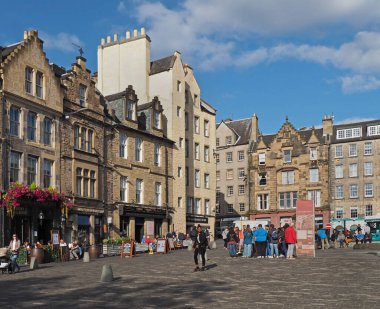 EDINBURGH - EPTEMBER 2016: Grassmarket tarihi taş binalardaki antika dükkanların ve restoranların resimli bir ilçesidir..