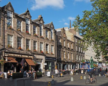 EDINBURGH - EPTEMBER 2016: Grassmarket tarihi taş binalardaki antika dükkanların ve restoranların resimli bir ilçesidir