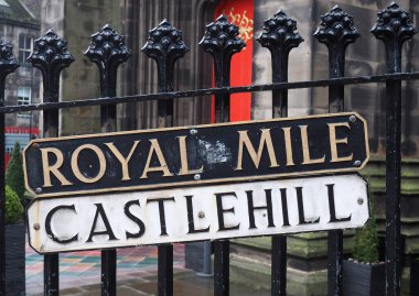 Tarihi Royal Mile 'dan Edinburgh İskoçya sokak tabelası