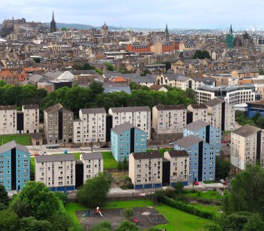 Modern apartmanlarla Edinburgh silueti