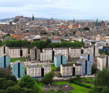 Modern apartmanlarla Edinburgh silueti