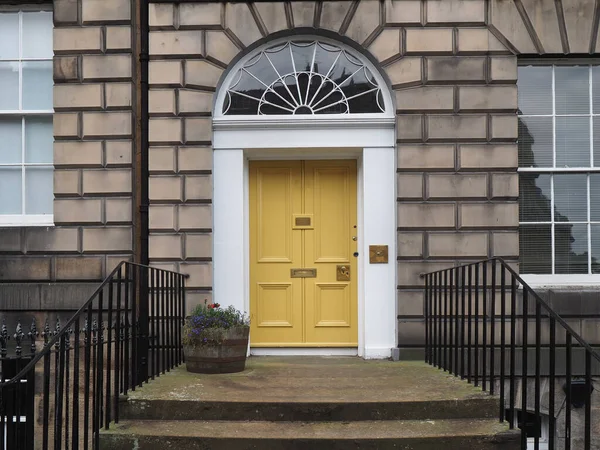 古い石造りの建物の黄色の扉 — ストック写真