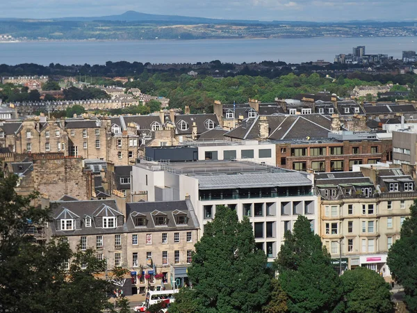 EDINBURGH - The New Town Skyline ve Princes Street, Castle Hill 'den görüldüğü gibi, Firth of Forth' a doğru bakıyor..