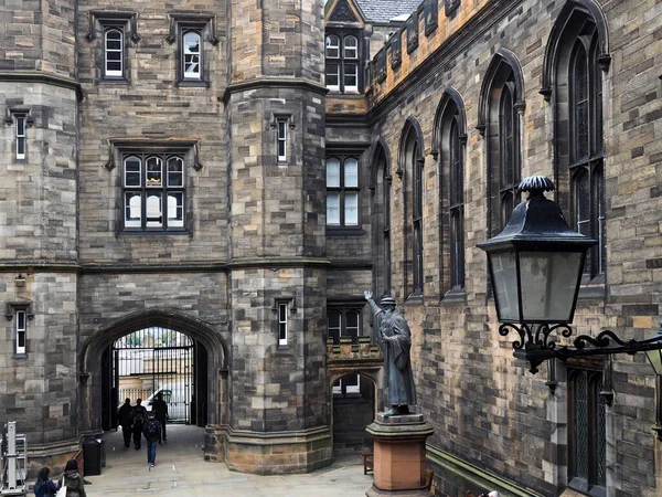 スコットランドのゴシック様式の石造りの大学の建物 — ストック写真