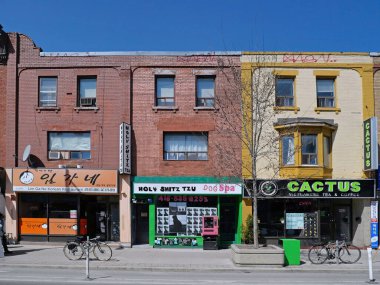 Toronto şehir merkezindeki Bloor caddesi, etnik bir mahallede renkli mağazalar