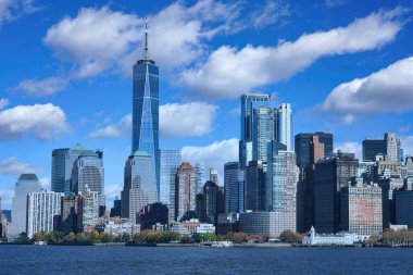 New York şehrinin ufuk çizgisi Manhattan 'ın güney ucundan görülüyor.